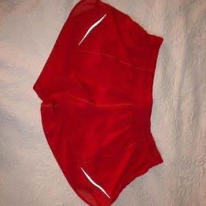 Lululemon hotty hot II *2.5” Carnation Red shorts